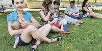 Достала грудь посреди улицы!