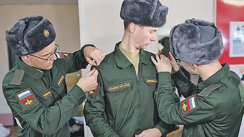 Пацаны на перроне, снова осень, погоны...